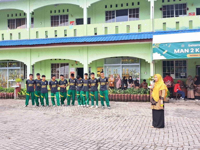 Kepala MAN 2 Batam Lepas Tim Futsal MAN 2 Batam ke Palembang Mewakili Kepulauan Riau Dalam Ajang Axis Nation Cup 2024